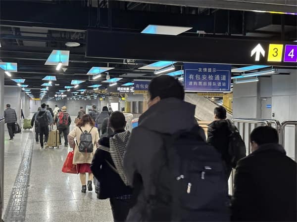 上海火车站地下两层设置安置点